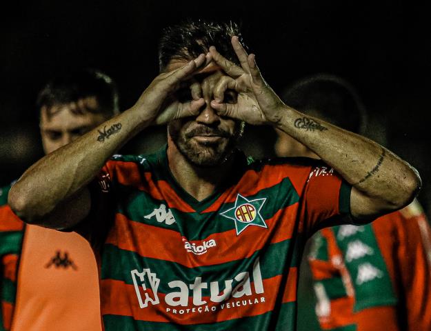 Nenê Bonilha comemora o seu gol no Luso-Brasileiro