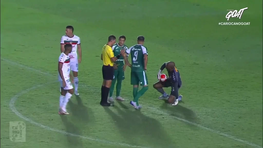 Dida vacila e é expulso no começo do jogo.