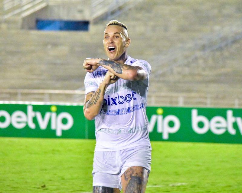 Marcelo Toscano comemora gol pelo Serra Branca FC.