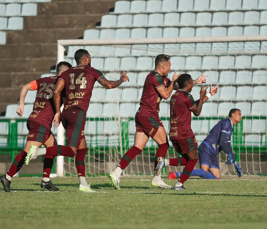 Wandinho comemora seu 1º gol pela Lusa.