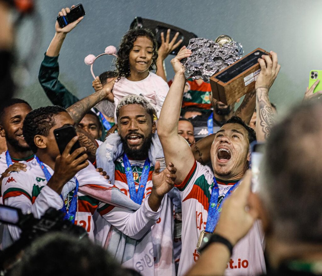 Romarinho levantando a taça da Copa Rio