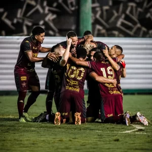 Jogadores da Lusa comemoram o gol