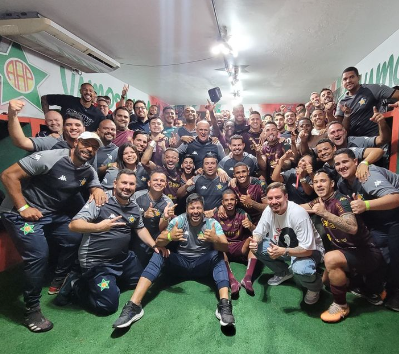 Jogadores no vestiário comemorando a classificação.