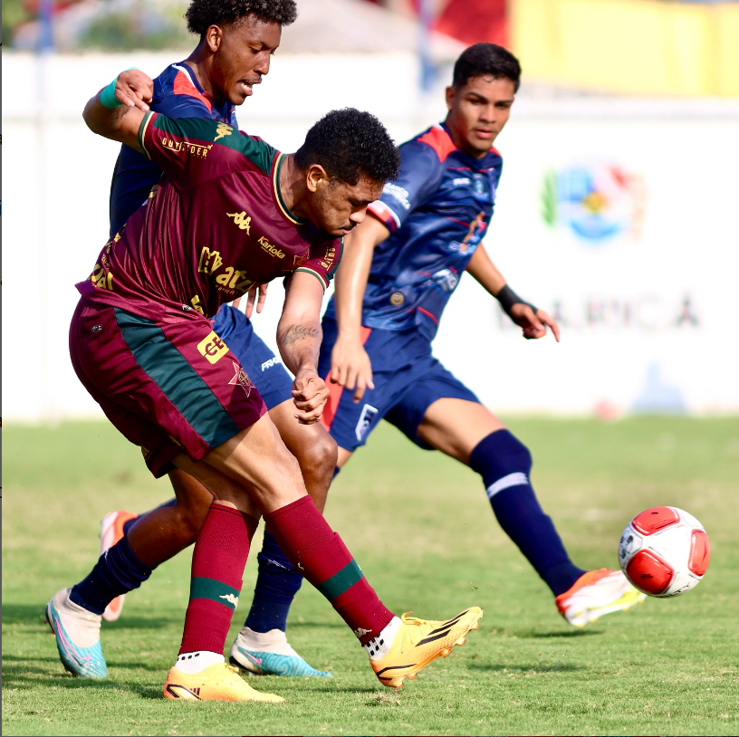 Hernane chuta a bola durante o primeiro jogo entre Portuguesa-RJ x Maricá.