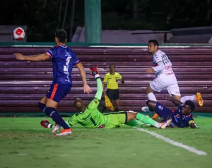 Hernane marca contra o Maricá no Luso-Brasileiro.