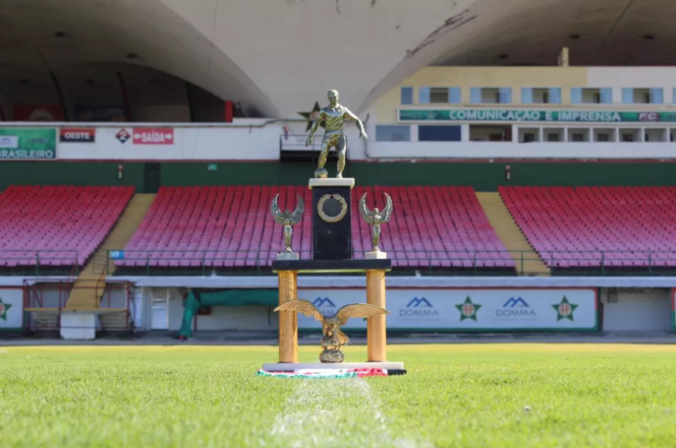 Taça do torneio disputado entre Portuguesa-RJ x Benfica